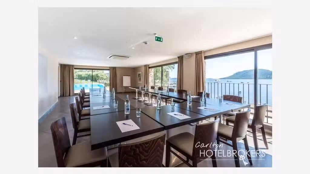 Vente hôtel *** de 40 chambres face à la mer Corse