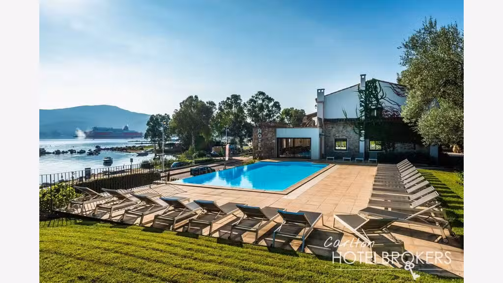 Vente hôtel *** de 40 chambres face à la mer Corse