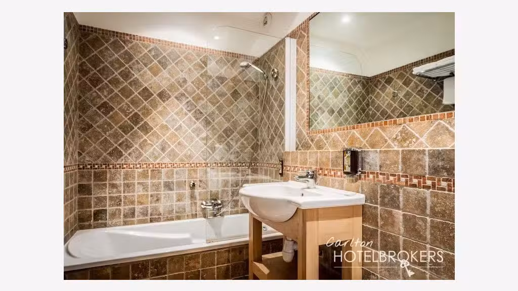 Vente hôtel *** de 40 chambres face à la mer Corse