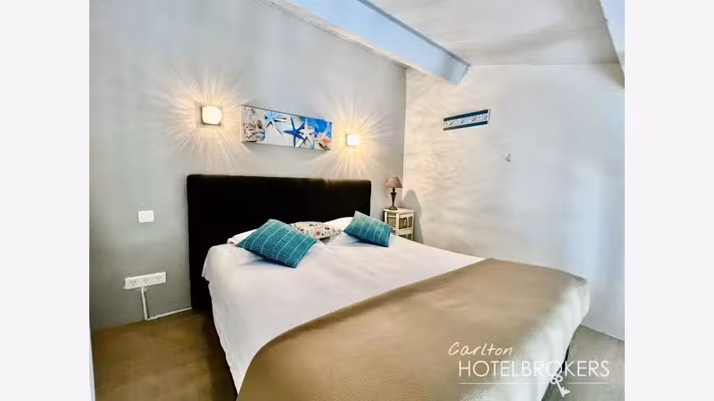 Vente hôtel *** restaurant en arrière-pays varois