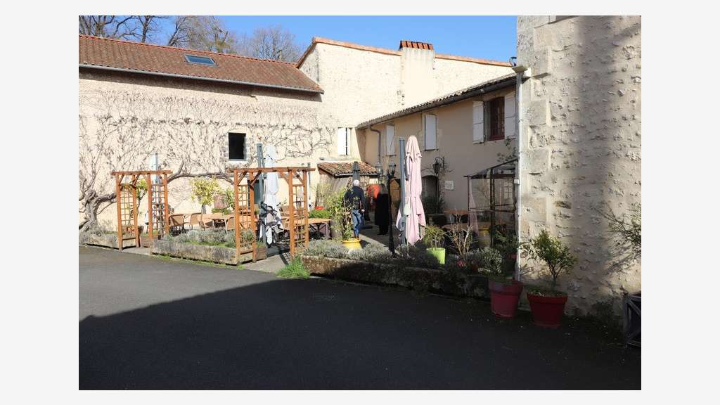 A vendre hôtel restaurant logis de France Lusignan