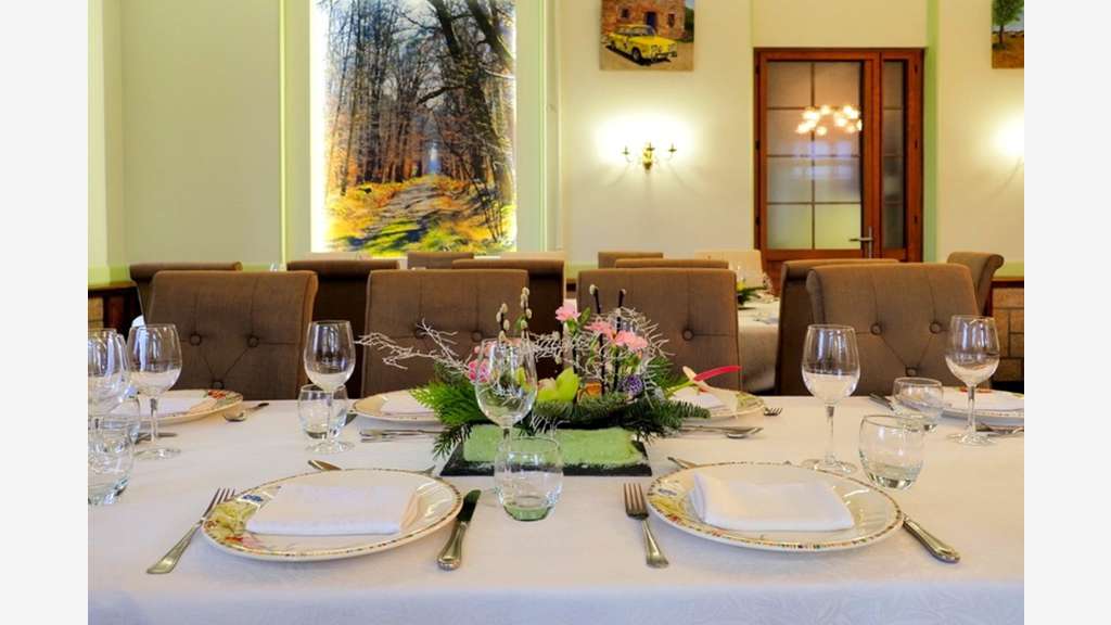 AV murs et fond hôtel restaurant proche Montluçon