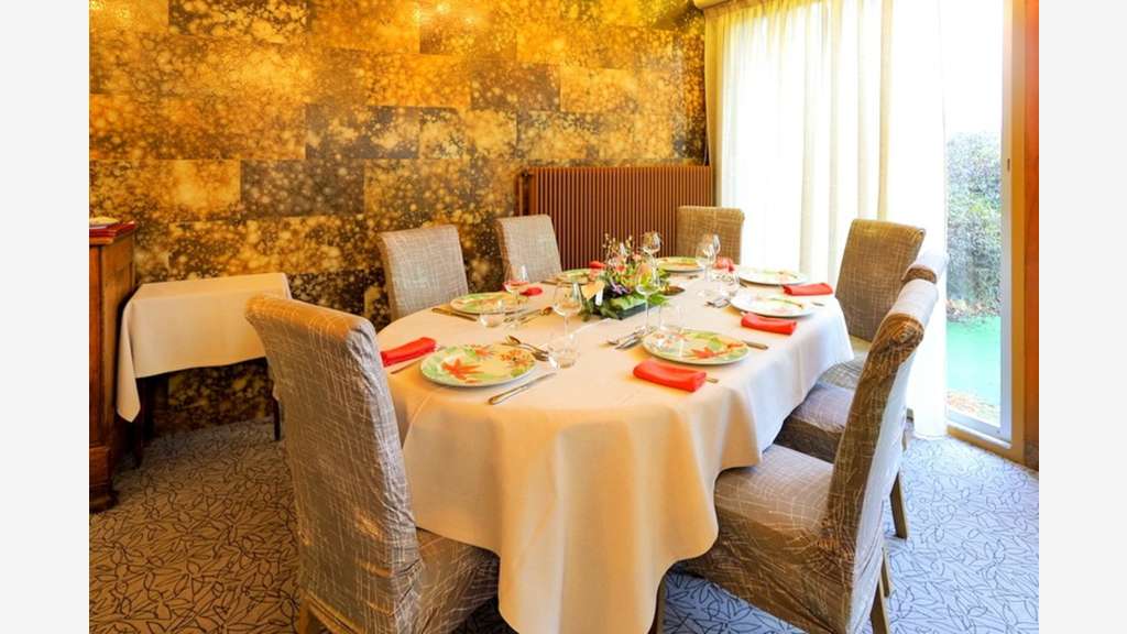 AV murs et fond hôtel restaurant proche Montluçon