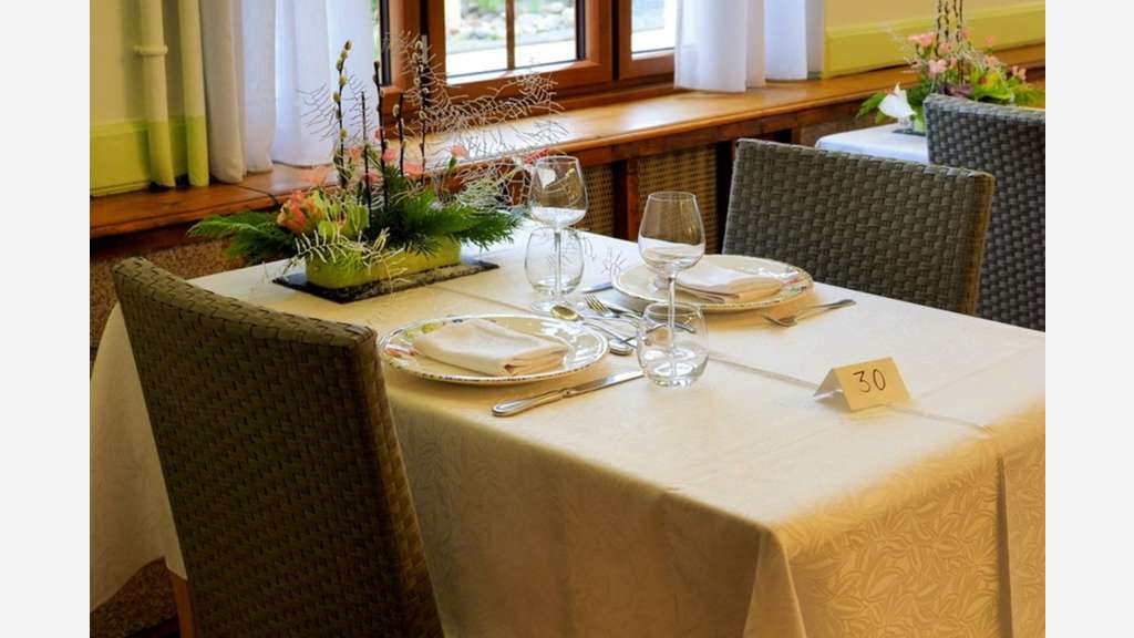 AV murs et fond hôtel restaurant proche Montluçon