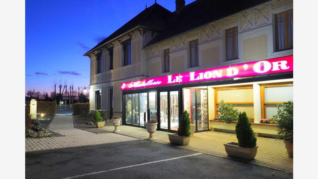 AV murs et fond hôtel restaurant proche Montluçon