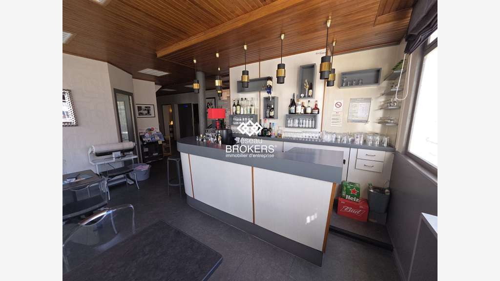 A vendre murs & fonds 800m² au centre d’Oyonnax
