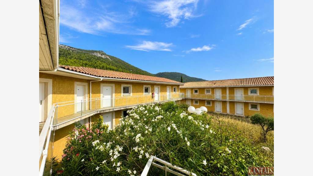 Vente hôtel bureau sortie d'autoroute en Provence