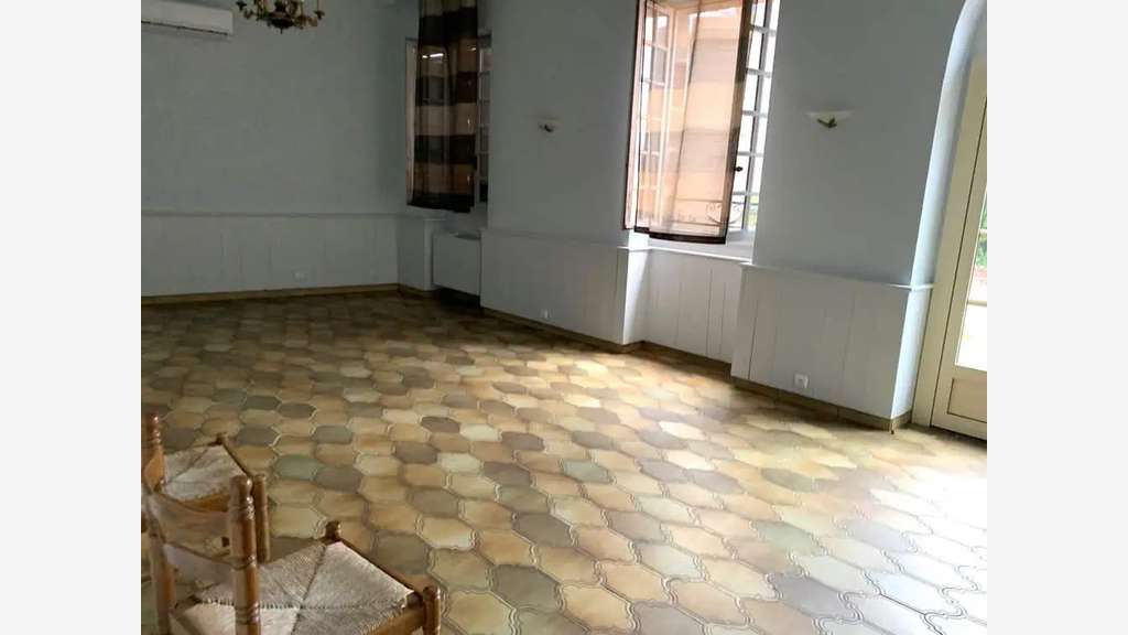 A vendre hôtel-restaurant ** 12 chambres à Varetz