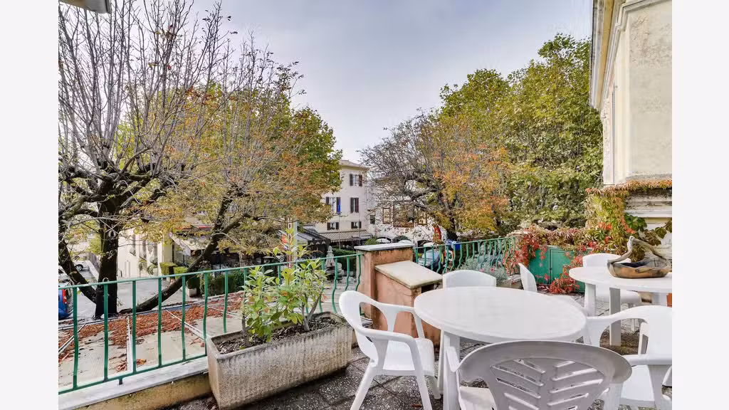 Vente hôtel bureau de charme à St Vallier de Thiey