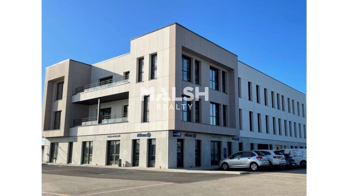 Vend local d'activité et bureaux de 1785m² à Limas