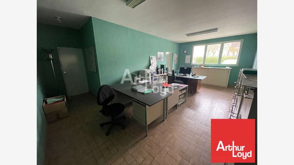 Vend local 1500m² zone de Soudan sortie péage A10