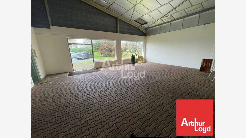 Vend local 1500m² zone de Soudan sortie péage A10