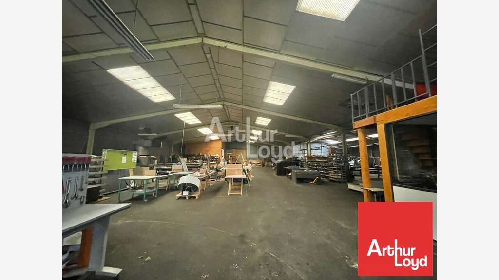 Vend local 1500m² zone de Soudan sortie péage A10