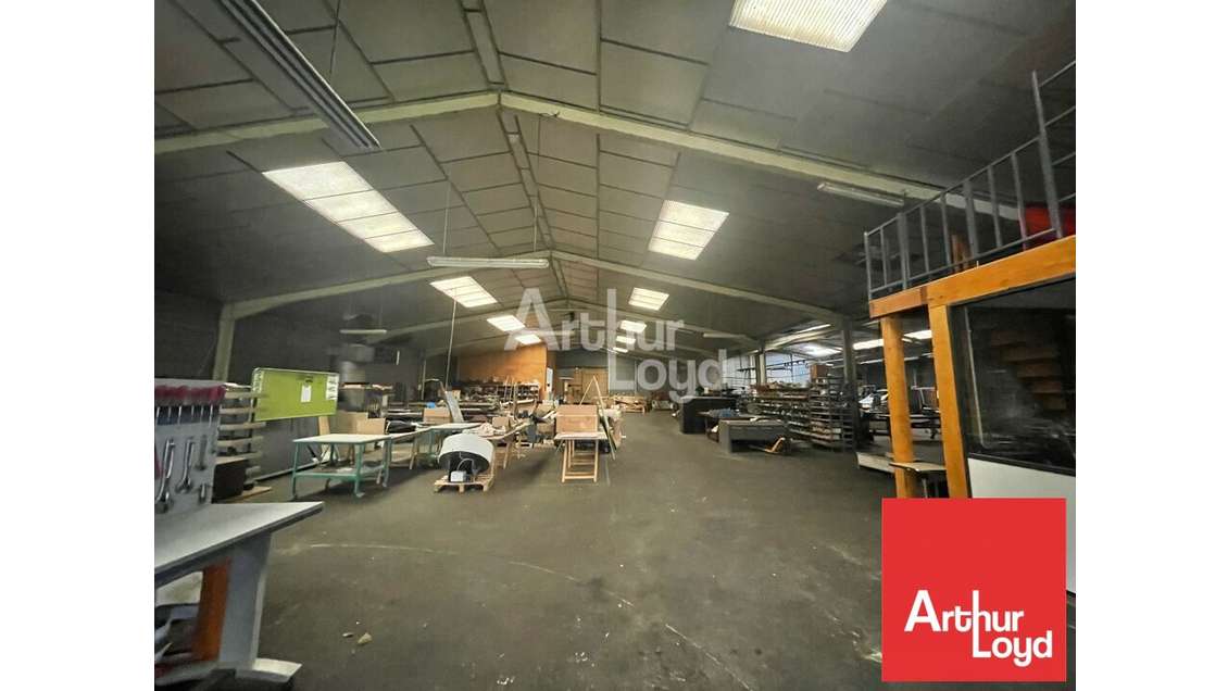 Vend local 1500m² zone de Soudan sortie péage A10