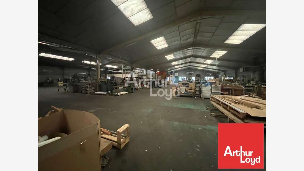 Vend local 1500m² zone de Soudan sortie péage A10