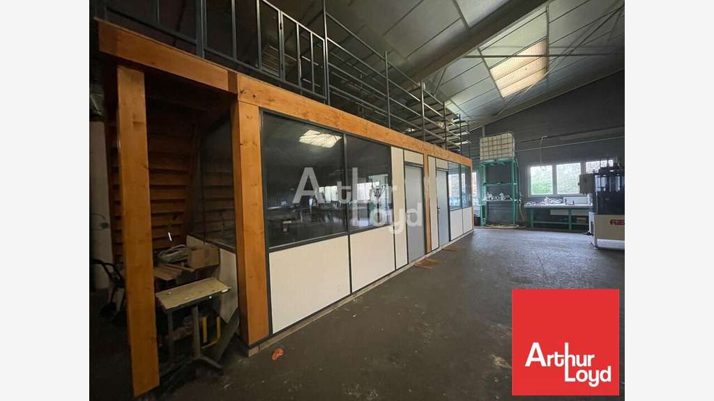 Vend local 1500m² zone de Soudan sortie péage A10