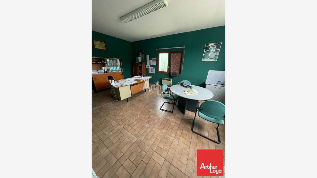 Vend local 1500m² zone de Soudan sortie péage A10