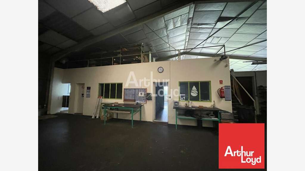 Vend local 1500m² zone de Soudan sortie péage A10