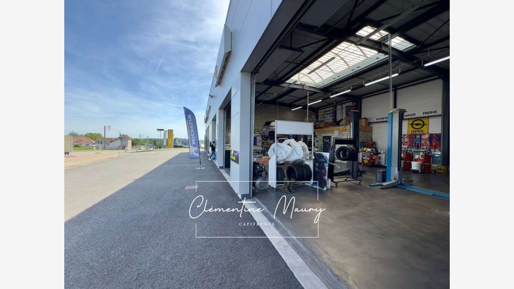 Murs commerciaux récent 300m² à Saint-Ouen