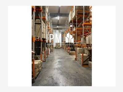 A vendre locaux 1350m² à Vitrolles en ZA Bagnols
