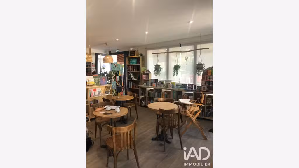 Vente librairie-café & murs clé en main à Galgon