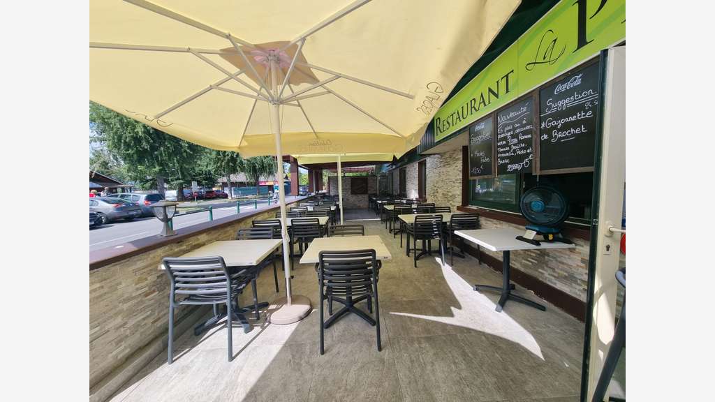 Murs et fonds restaurant face au lac Haute-Savoie