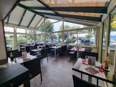 Murs et fonds restaurant face au lac Haute-Savoie