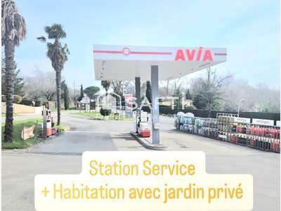 AV mur/fonds station service et maison à Montréal