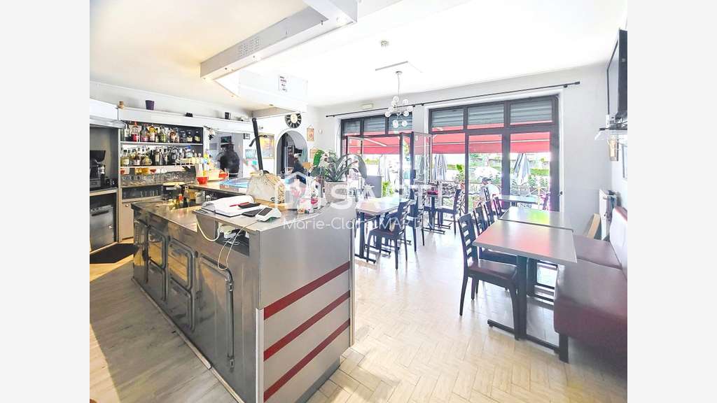 AV murs FDC logement restaurant à Morestel centre