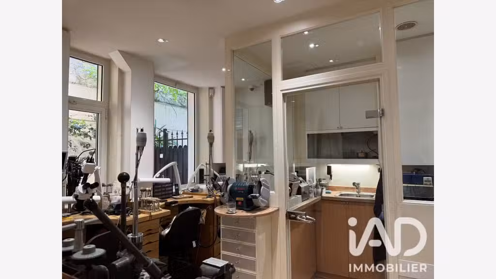Vente murs et FDC joallerie de 80m² à Paris 75016