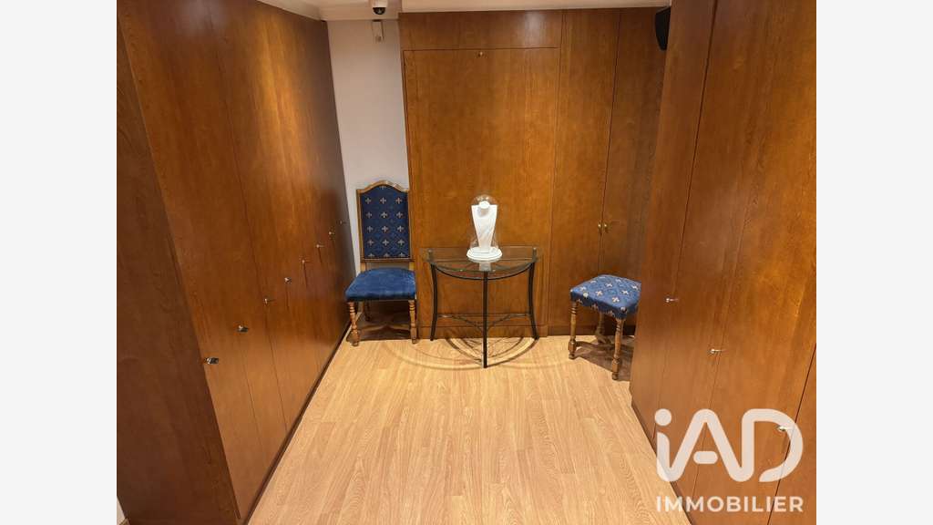 Vente murs et FDC joallerie de 80m² à Paris 75016