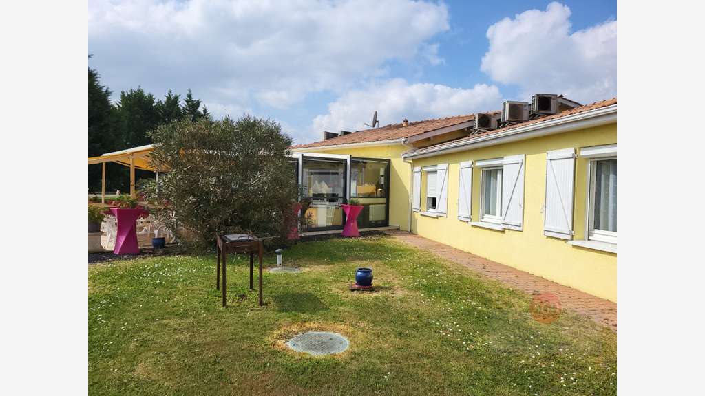 Hôtel sur terrain de plus de 6ha proche Bordeaux