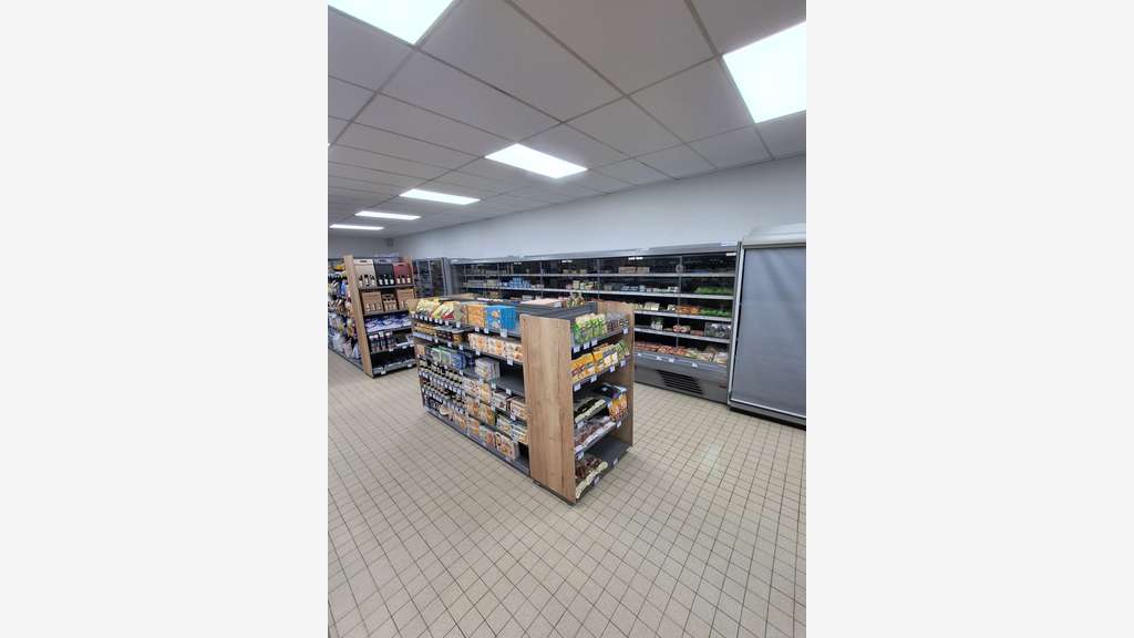 AV belle supérette 250m² avec parking Nord Mayenne