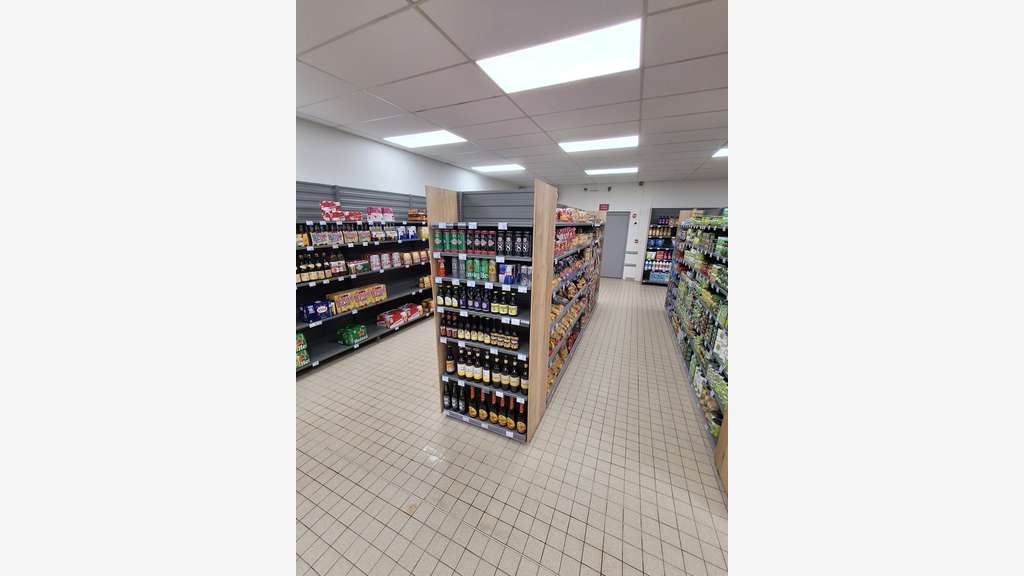 AV belle supérette 250m² avec parking Nord Mayenne