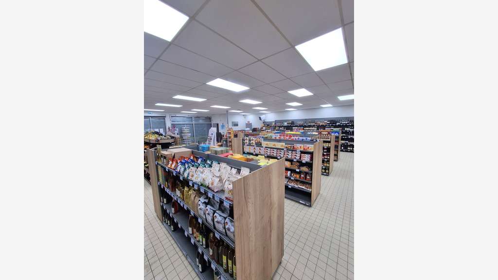 AV belle supérette 250m² avec parking Nord Mayenne
