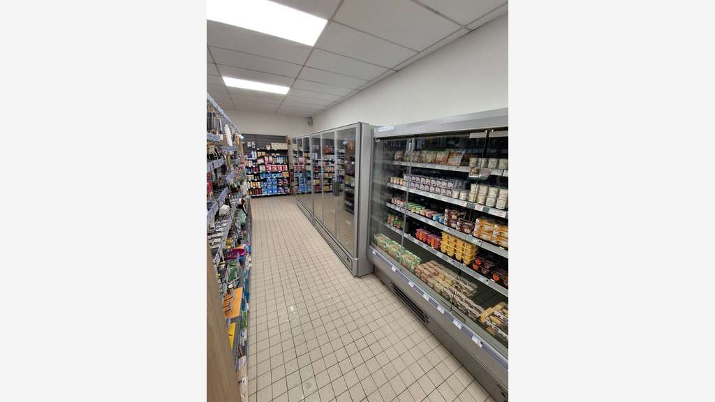 AV belle supérette 250m² avec parking Nord Mayenne