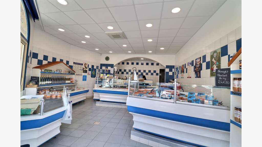 AV poissonnerie 90m² empl N°1 à Morestel centre