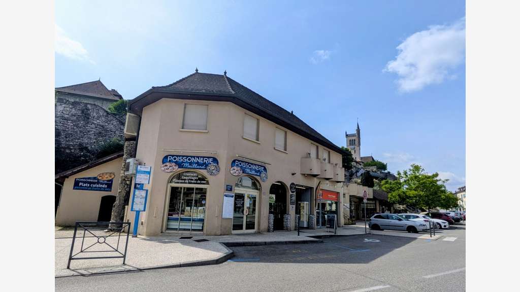 AV poissonnerie 90m² empl N°1 à Morestel centre