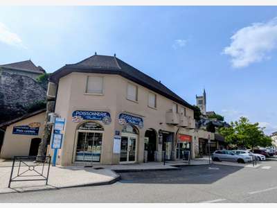 AV poissonnerie 90m² empl N°1 à Morestel centre