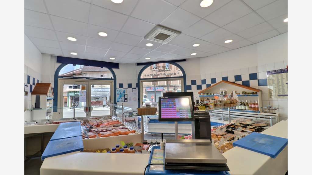 AV poissonnerie 90m² empl N°1 à Morestel centre