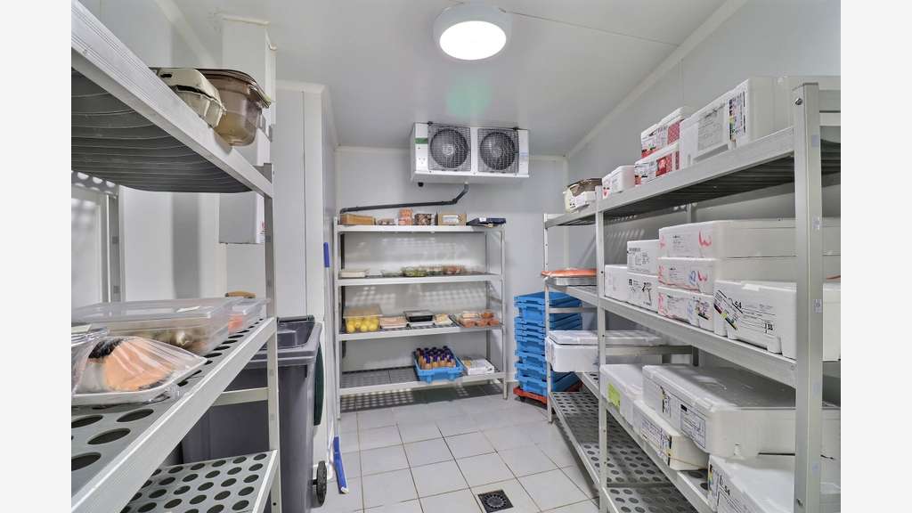 AV poissonnerie 90m² empl N°1 à Morestel centre