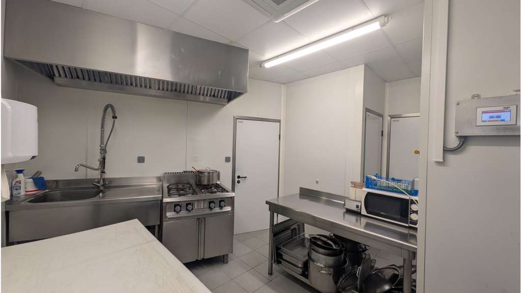 AV poissonnerie 90m² empl N°1 à Morestel centre