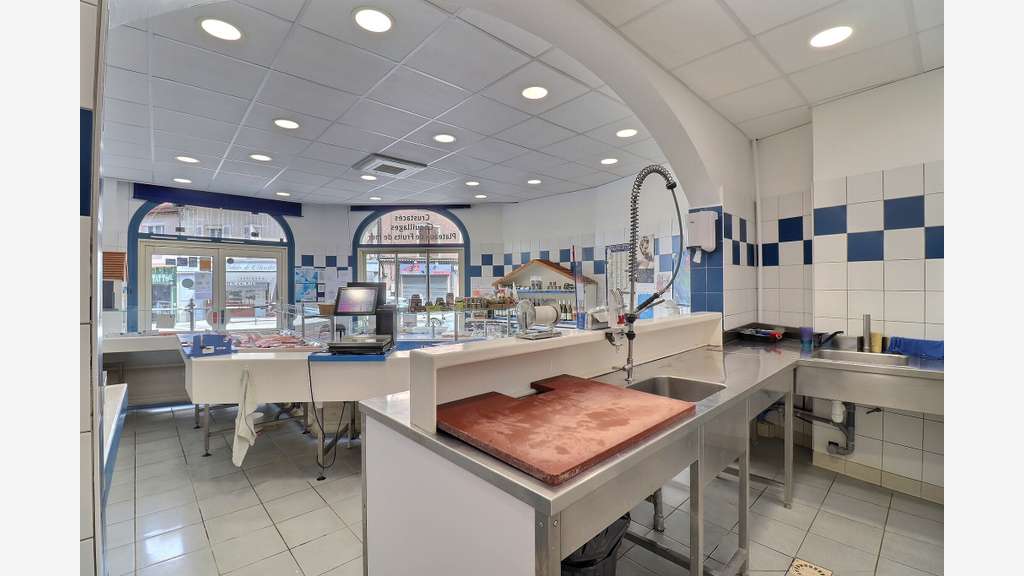AV poissonnerie 90m² empl N°1 à Morestel centre
