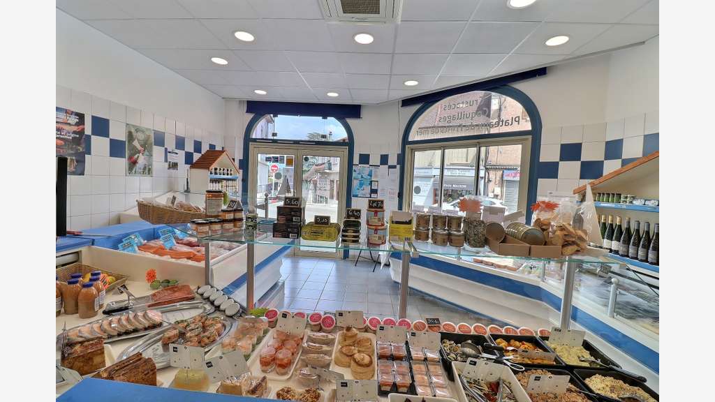 AV poissonnerie 90m² empl N°1 à Morestel centre