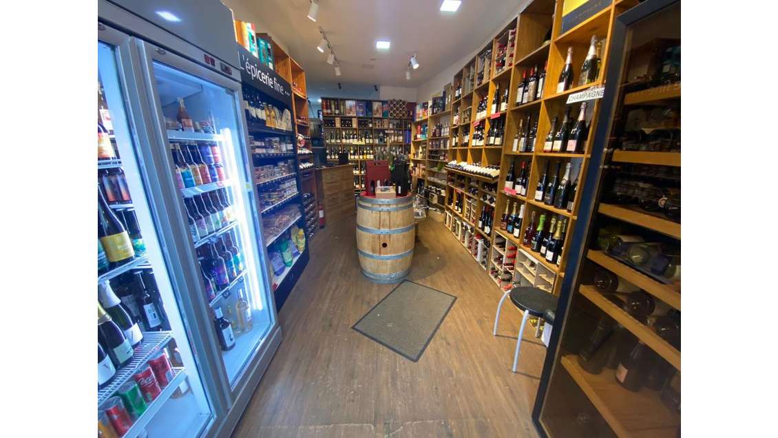 AV cave à vins épicerie fine quartier animé 75010