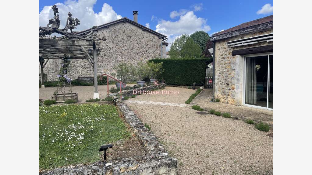 AV commerce de proximité 380m² à Saint-Adjutory