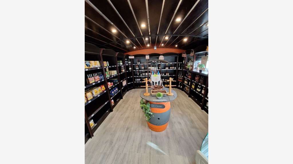 Cède supérette avec local et agencement récent 35