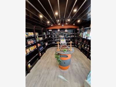Cède supérette avec local et agencement récent 35