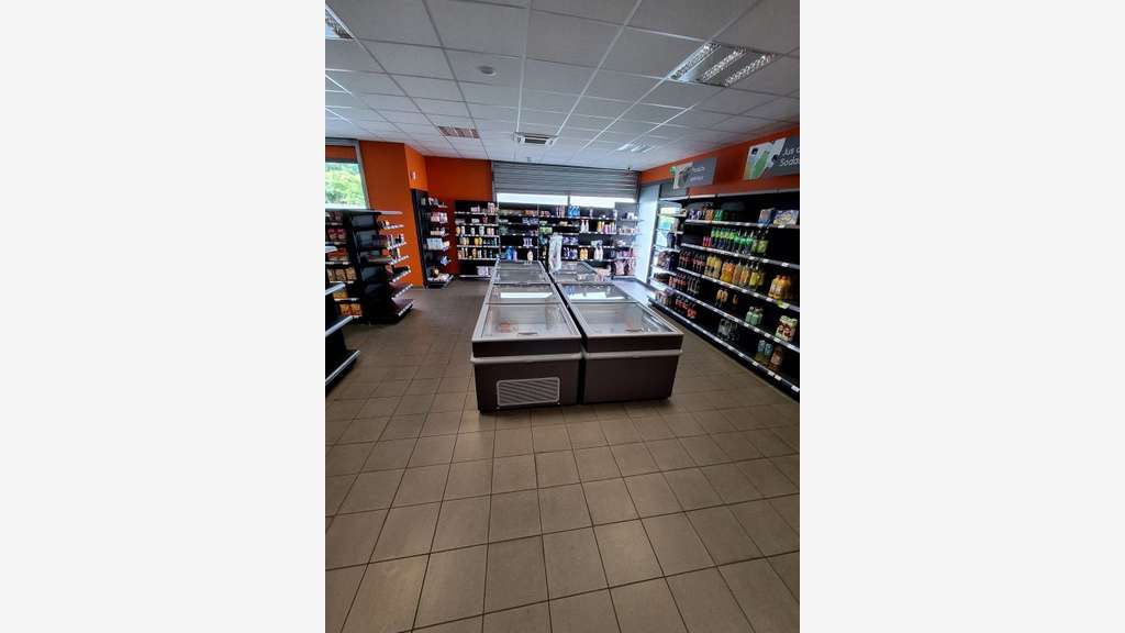 Cède supérette avec local et agencement récent 35