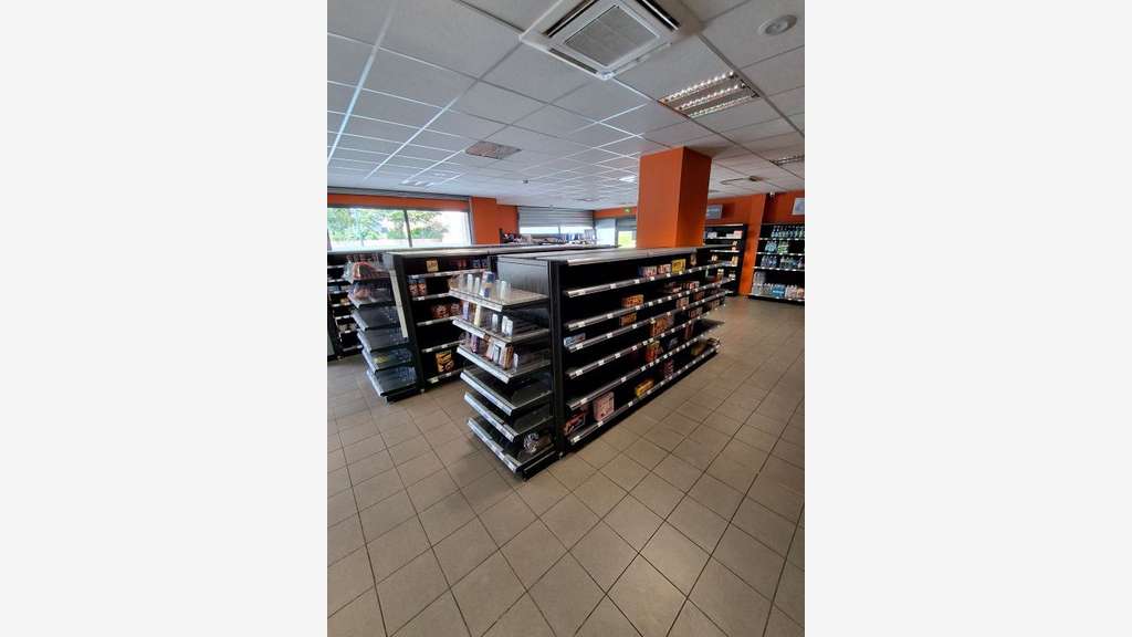 Cède supérette avec local et agencement récent 35